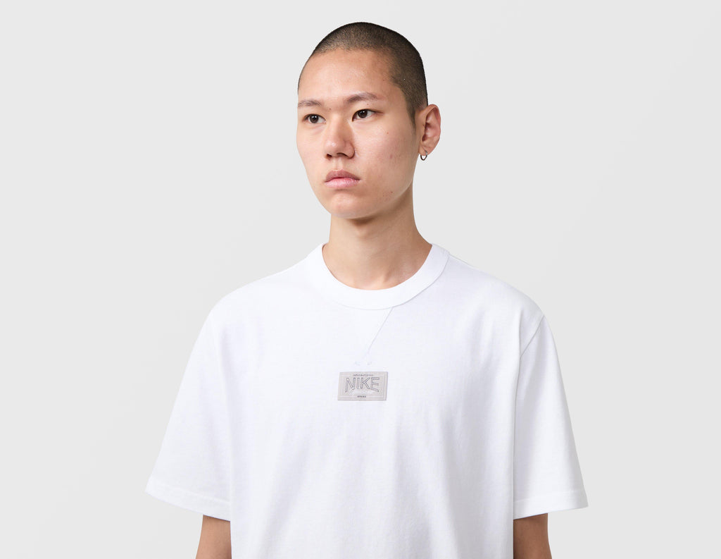 Nike Sportswear Premium Essentials Patch T-Shirt